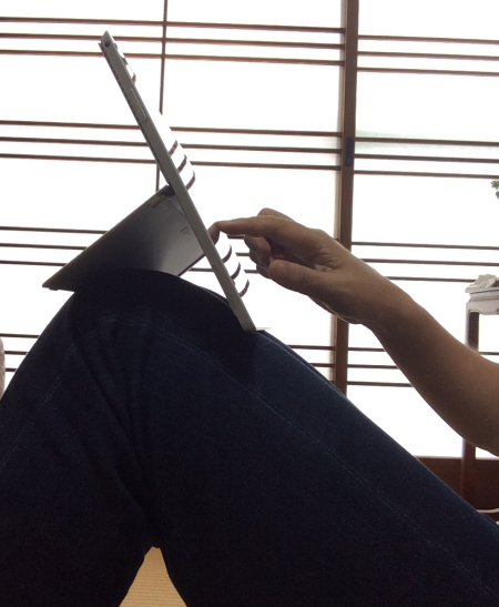 Surface Pro 3 の角度が変えられるキックスタンドならではのタブレット楽ちんポジション