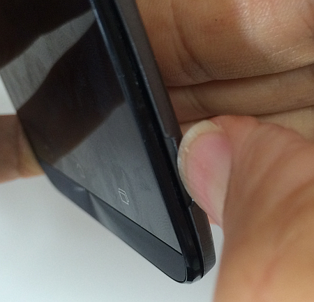 ZenFone 2 の背面カバー（バックパネルカバー）の丁寧な外し方（開け方）