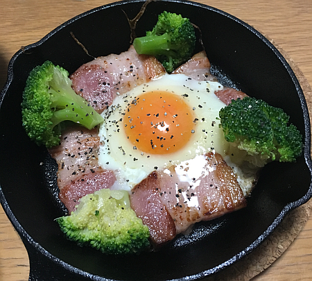 スキレットで目玉焼き！だけではつまらないので厚切りベーコンエッグにしてみました