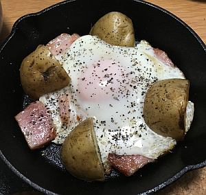 「スキレットでベーコンエッグ」の目玉焼きで表面を白くした結果と注意点