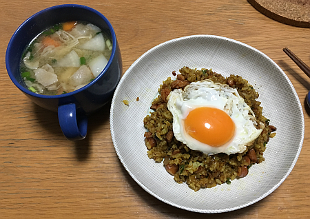 あまった野菜で具だくさん「とん汁」と「カレーチャーハン」の同時進行に挑戦