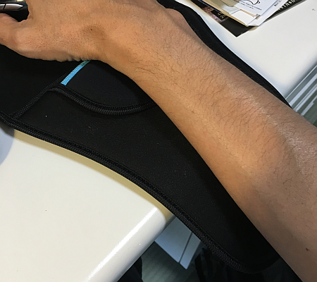 デスクの角から腕を守るアームレスト＆リストレスト付きマウスパッド「200-MPD018」使用感レビュー