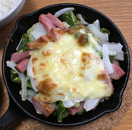 ピーマン 玉ねぎ ベーコン たまご チーズを乗せて ピザ風じゃがいも をスキレットで焼いてみました なにごとも経験