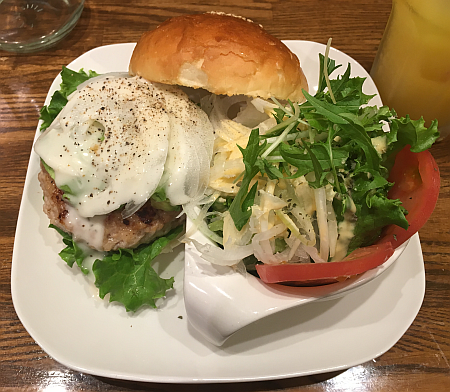 武蔵境の「COCK TAIL HUMBURGERS（コックテイル ハンバーガーズ）」で鶏肉パティと野菜を堪能