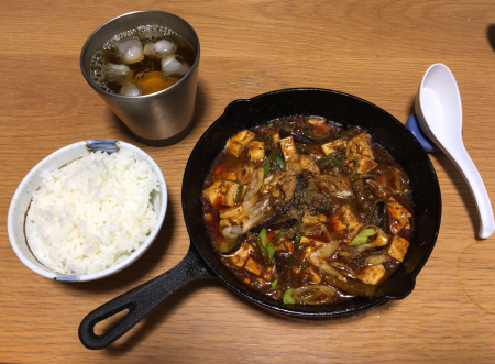 19cm スキレットで新宿中村屋の「辛さ、ほとばしる麻婆豆腐」をアツアツでいただく