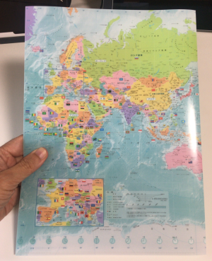 世界地図を印刷したクリアファイル 行政メルカトル A3 Cfam が国名も国旗も分かってすごく便利 なにごとも経験