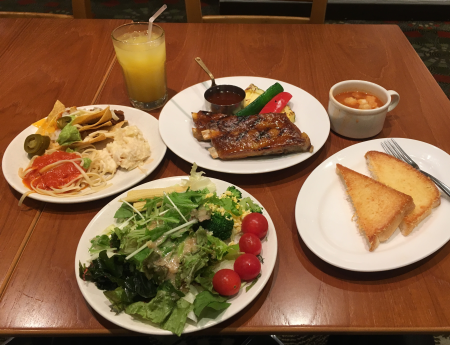 「Sizzler（シズラー）三鷹店」の「BBQ ポリネシアン ポークリブ」とプレミアムサラダバーでお腹一杯！