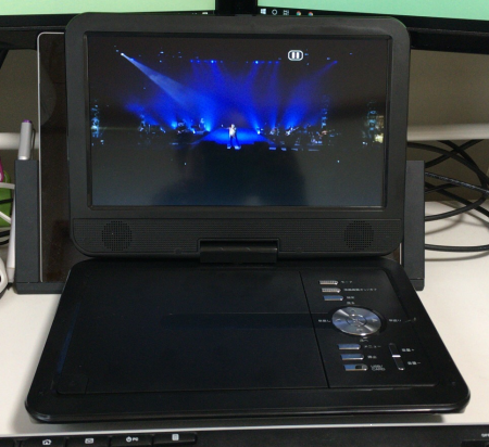 10.5 型液晶のポータブル DVDプレイヤー（APEMAN PV1050）でヒデキのビデオをエンドレス再生