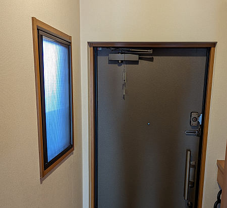 アクリサンデー「エコな簡易内窓」で北向き玄関の小窓を DIY で二重窓にして冬の冷気流入を抑える